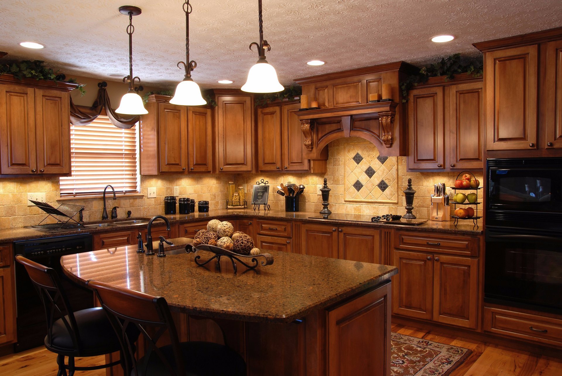 Custom Kitchen Cabinets: Natural Focal Points (Link Roundup)