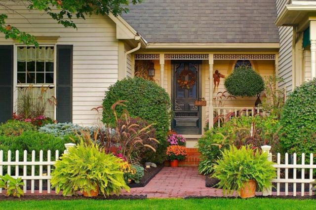 11 Simple Front Yard Decoration Ideas That Can Hypnotize Your Guests